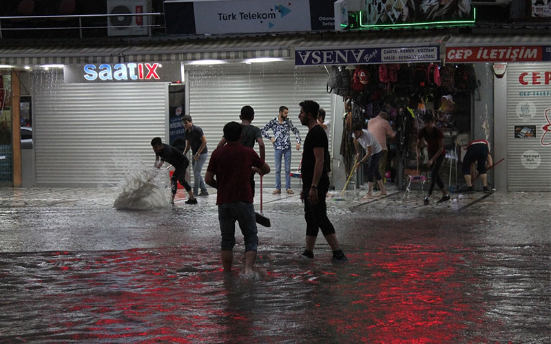 Denizli sağanak yağışa teslim oldu