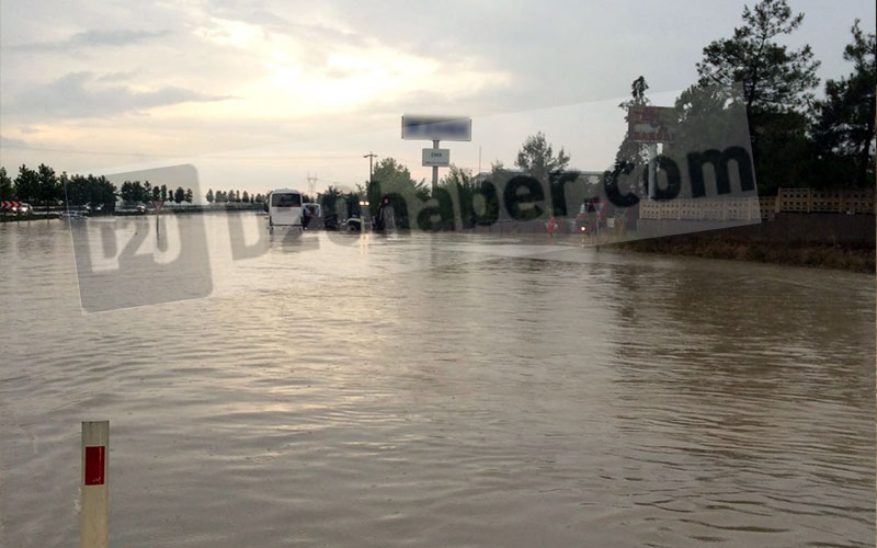 Sel Denizli-Ankara karayolunu kapattı