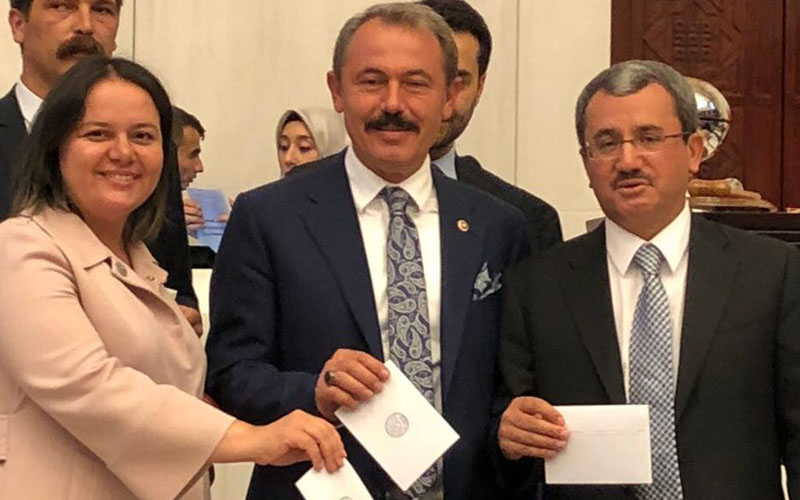 AK Parti milletvekilleri birlikte oy kullandı