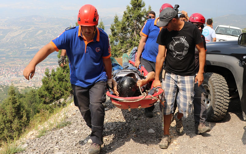 Kayalıklarda mahsur kalan paraşütçüyü AFAD kurtardı