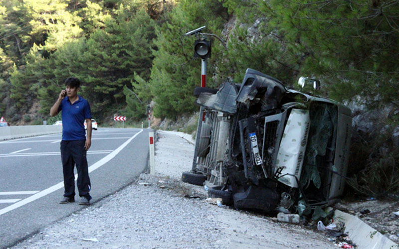 Tatil yolunda kaza geçirdiler: 20 yaralı