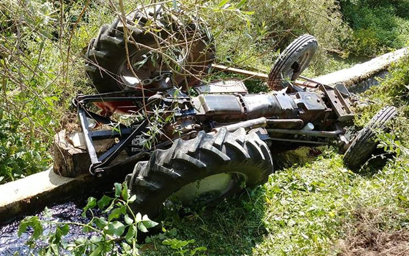 Traktör kanala yuvarlandı, baba ve çocukları ölümden döndü