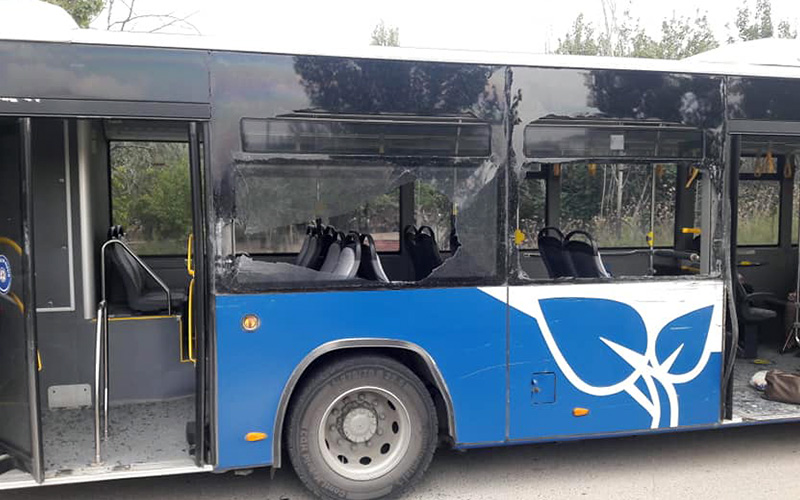 Kamyonla çarpışan belediye otobüsünün camları patladı