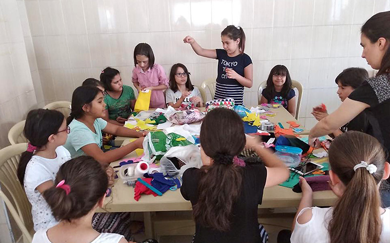 Çocuklar hem öğreniyor hem eğleniyor