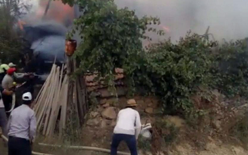 Ahşap ev alev alev yandı