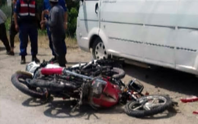 Traktöre çarpan 2 motosikletli yaralandı