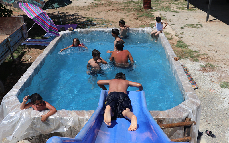 Çocuklar atıl durumdaki süs havuzunu yüzme havuzu yaptı