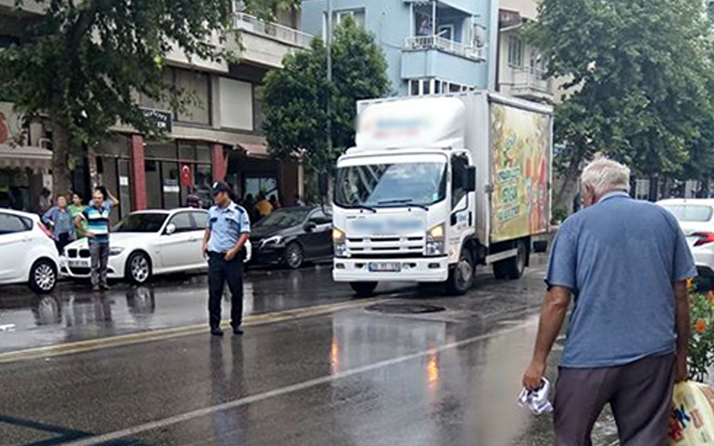 Yaya yolun karşısına geçerken çarpıldı