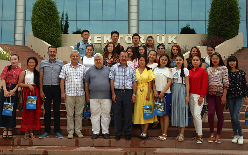 Kazak öğrencilerden Rektör Bağ’a veda ziyareti