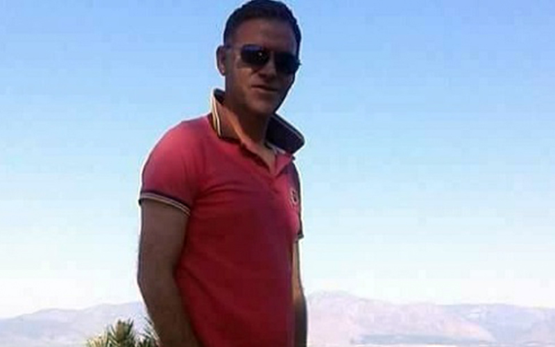 Yol kenarında servis bekleyen yayaya otomobil çarptı