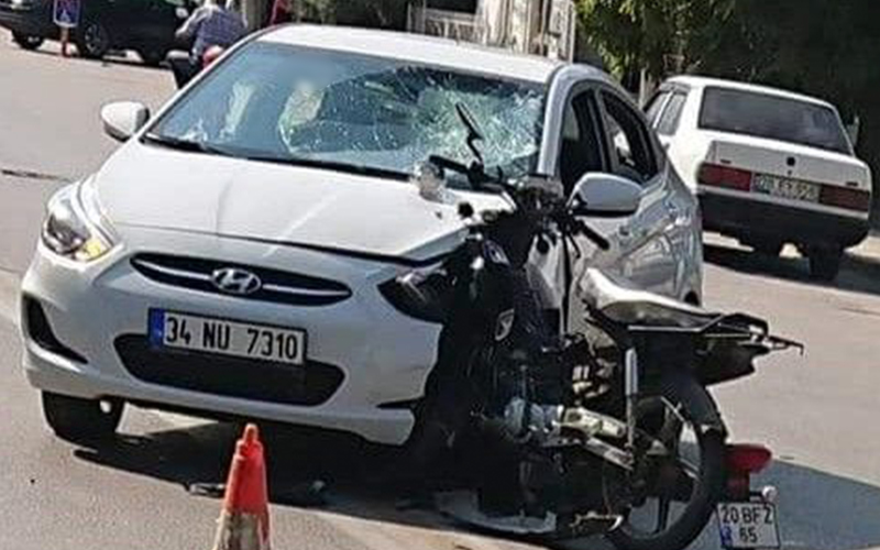 Motosiklet otomobile ok gibi saplandı