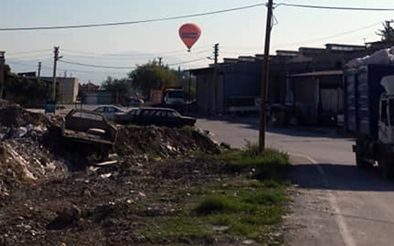 Pamukkale’den havalanan balon sanayi sitesine indi