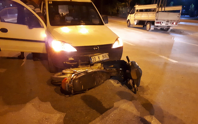 Kale’de hafif ticari araçla motosiklet çarpıştı: 1 yaralı