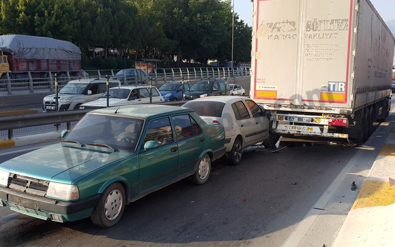 Köprülü kavşakta zincirleme trafik kazası