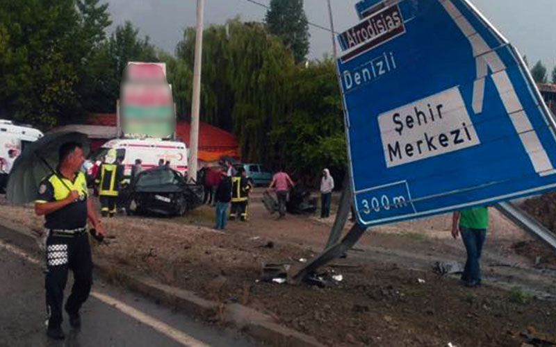 Levhaya çarpan otomobilin sürücüsü öldü