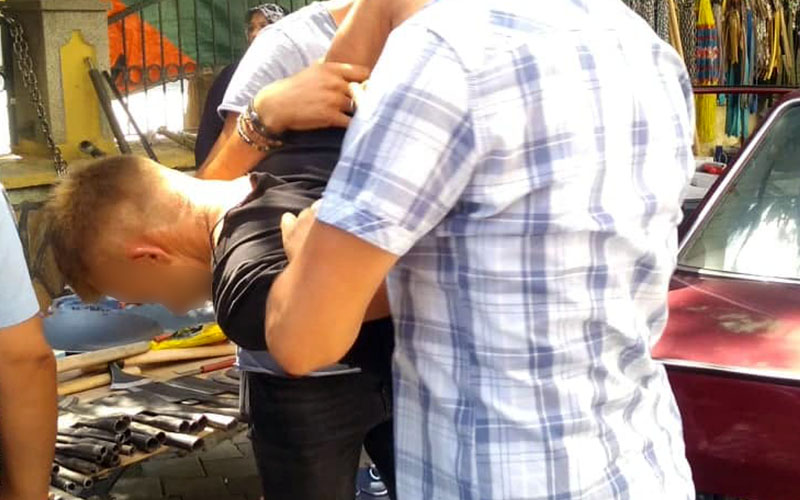 Polisi gördü, kaçarken yakalandı