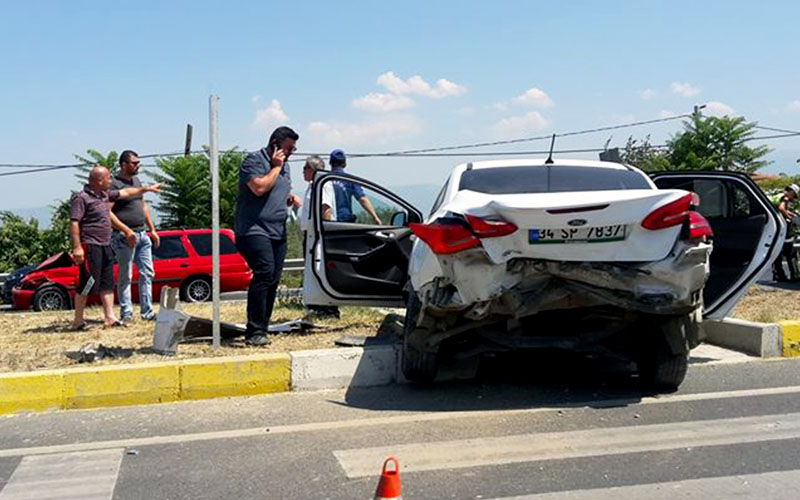 Çarpışıp yaya geçidine girdi