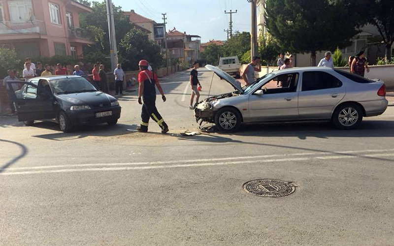 2 otomobil çarpıştı, 2 kişi yaralandı