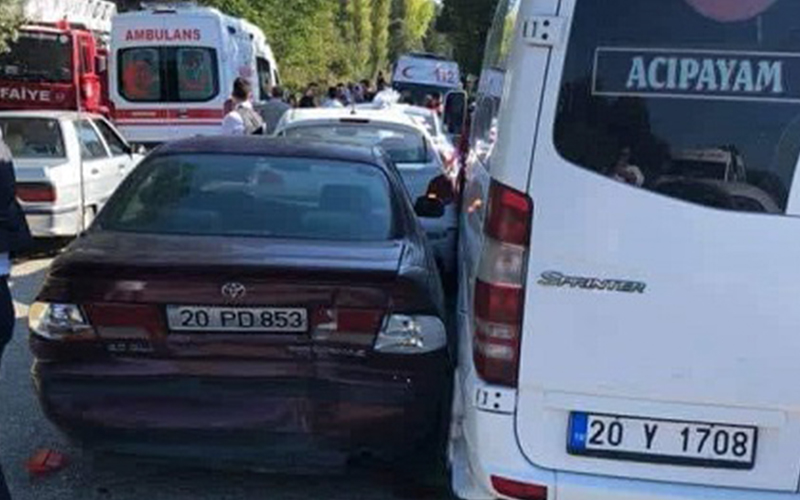 Düğün konvoyunda zincirleme kaza