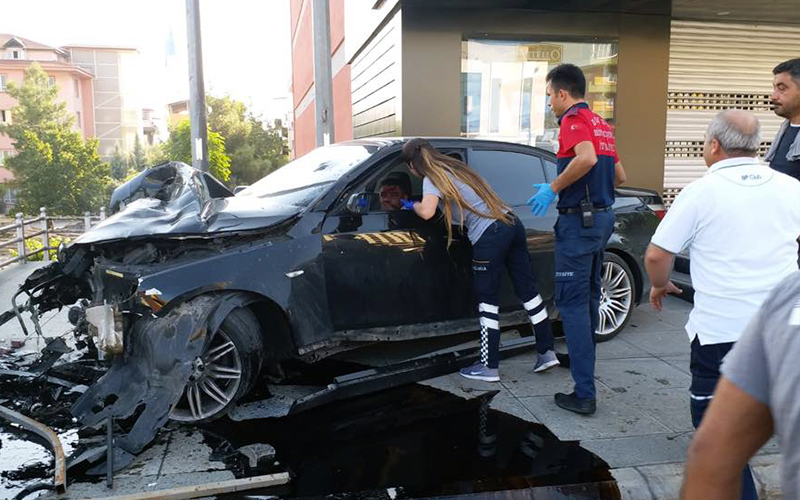 Sürücü ve yanındaki kişi otomobilden çıkamadı