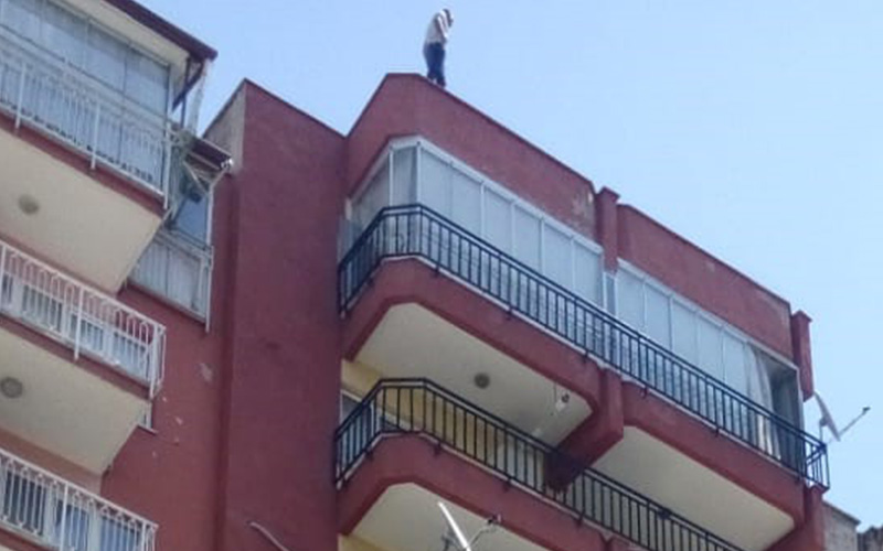 Çatıdan atlamadı, bu kez kendini astı