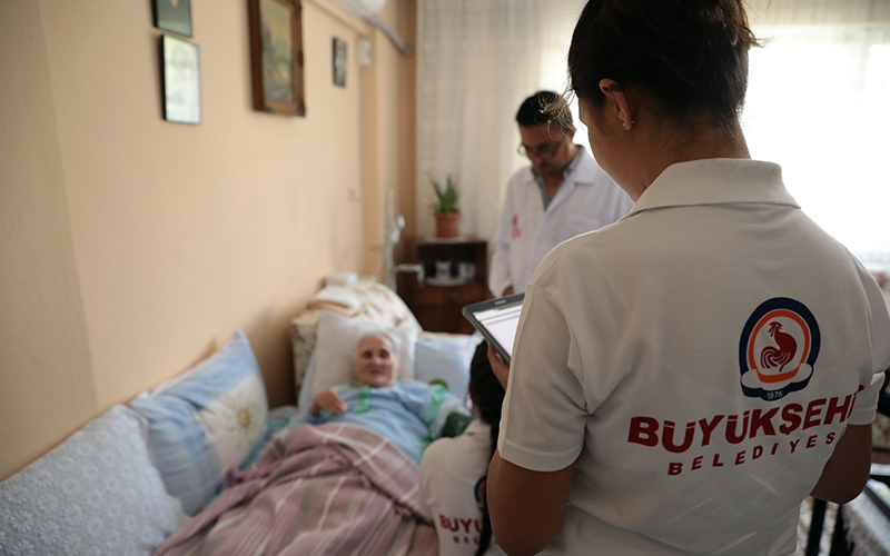 Büyükşehir’den 10 bin kişiye evde bakım hizmeti