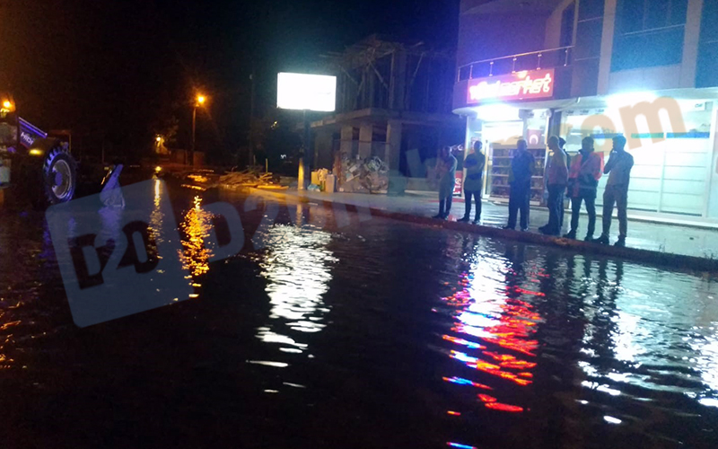 Sağanak yağış sel olup aktı