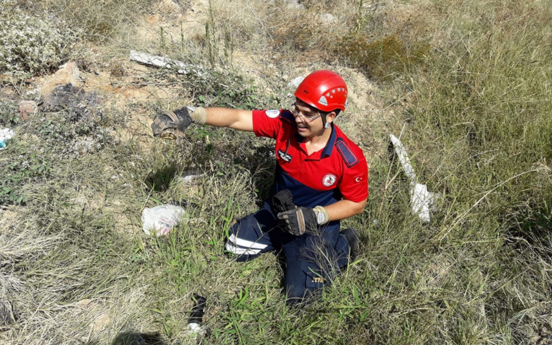 Boruda sıkışan kaplumbağaları itfaiye kurtardı
