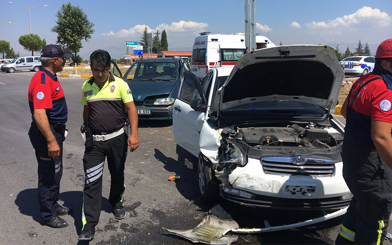 2 otomobil çarpıştı: 6 yaralı