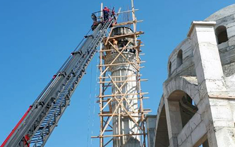 Ayağı kayıp düştü minarede asılı kaldı