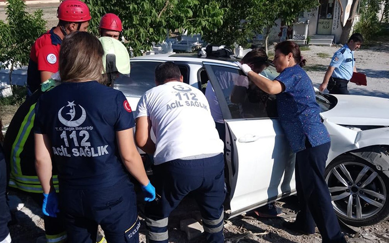 Otomobil mezarlık duvarına çarptı: 1 ölü, 4 yaralı