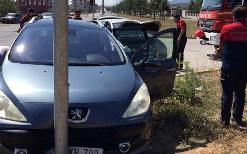 2 otomobil çarpıştı, biri refüje çıkarak durabildi