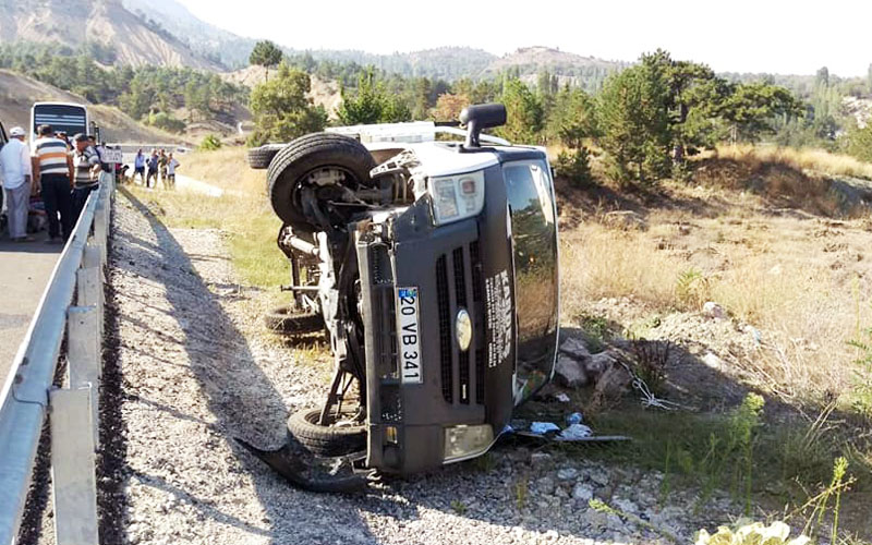 Lastiği patlayan kamyonet devrildi: 3 yaralı