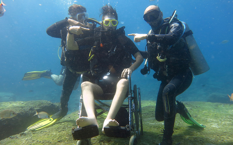 Bedensel engelli AKUT lideri tekerlekli sandalyeyle su altında