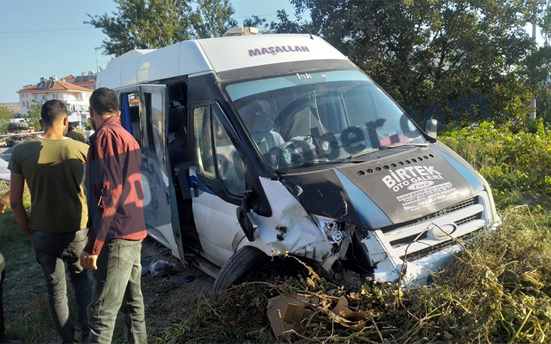 İşçi servisi ile traktör çarpıştı: 4 yaralı