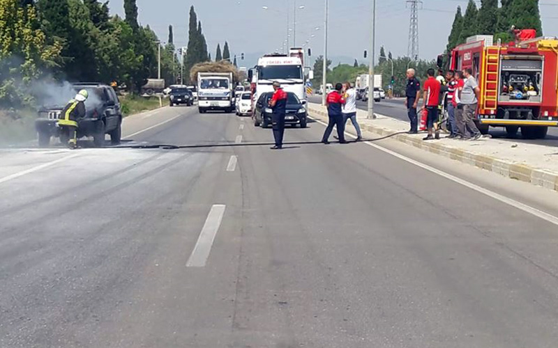 Lüks araç seyir halinde alev aldı