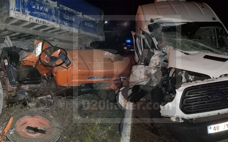 Traktör ile minibüs çarpıştı: 2 yaralı