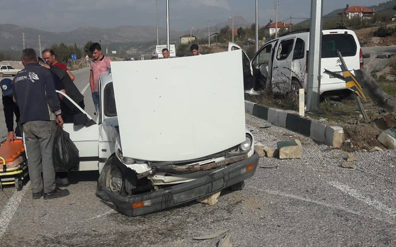 2 araç kavşakta çarpıştı, kazada 2 kişi yaralandı