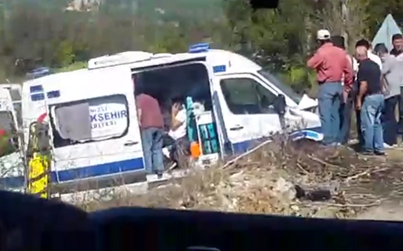 Devrilen ağaca önce ambulans ardından otomobil çarptı