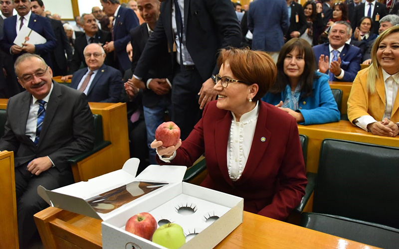 İYİ parti lideri Akşener’e Çivril elması ikramı