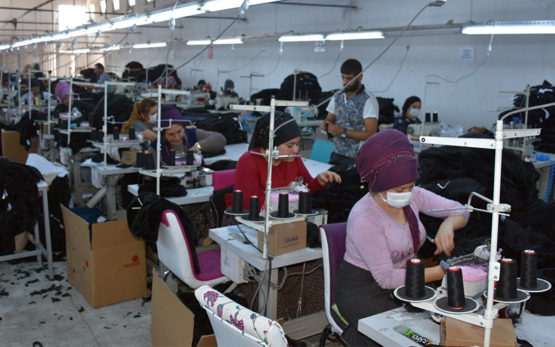 Bakkalı olmayan köye tekstil fabrikası kurdu