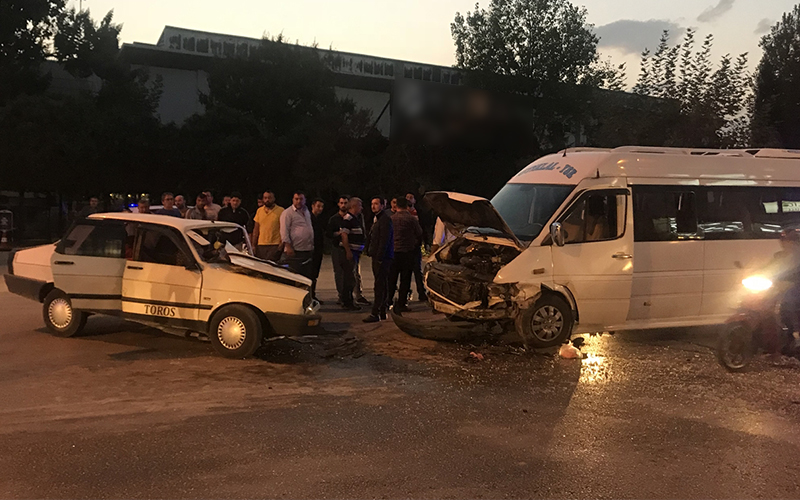 Minibüs ile otomobil çarpıştı: 7 yaralı