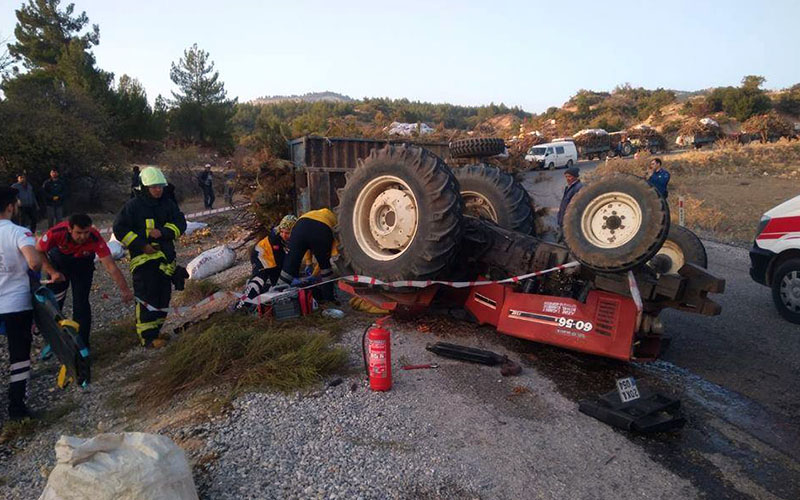 Konvoydaki traktör devrildi: 2 yaralı