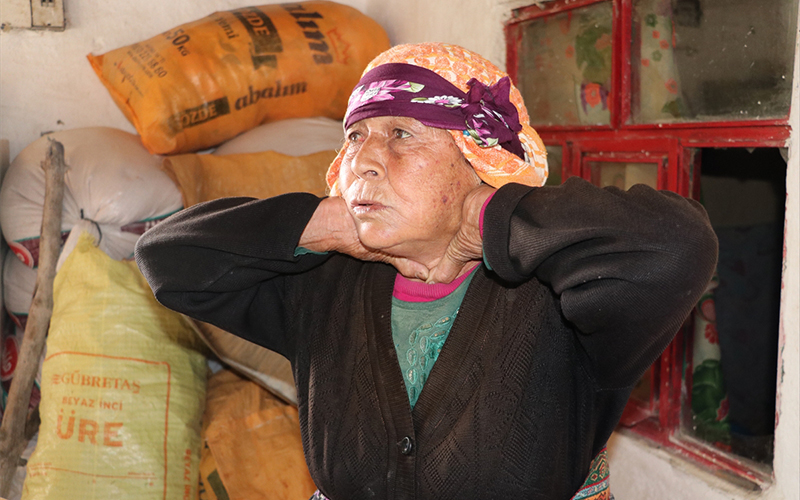 Denizli’de yaşlı kadın evine giren hırsızı vurdu