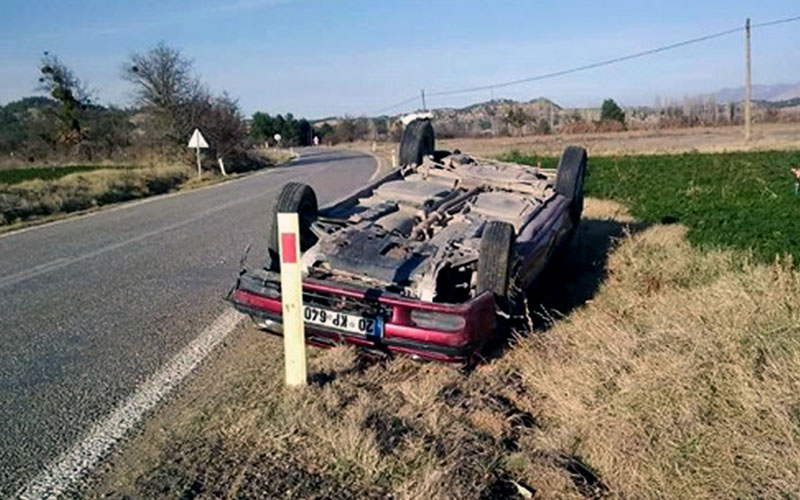 Otomobil takla atarak ters geldi