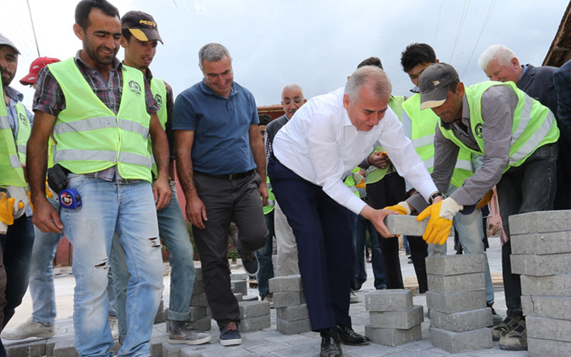 Büyükşehir mahallelerde 5,5 milyon m² kilit parke taşı döşedi