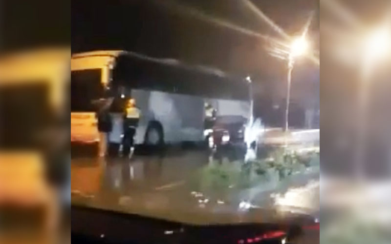 Otomobil karşı şeride geçip otobüse çarptı