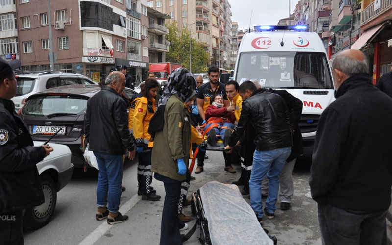 Zincirleme kazada araçların arasında kalan yaya yaralandı