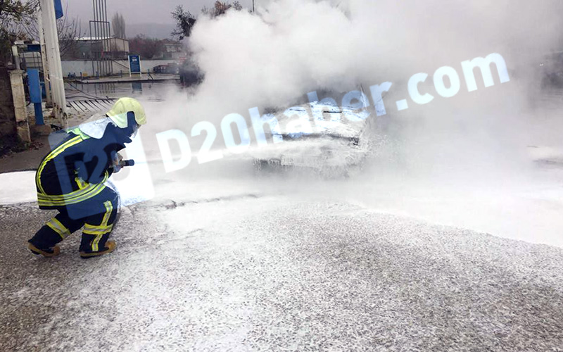 Seyir halinde yanan araç metal yığınına döndü