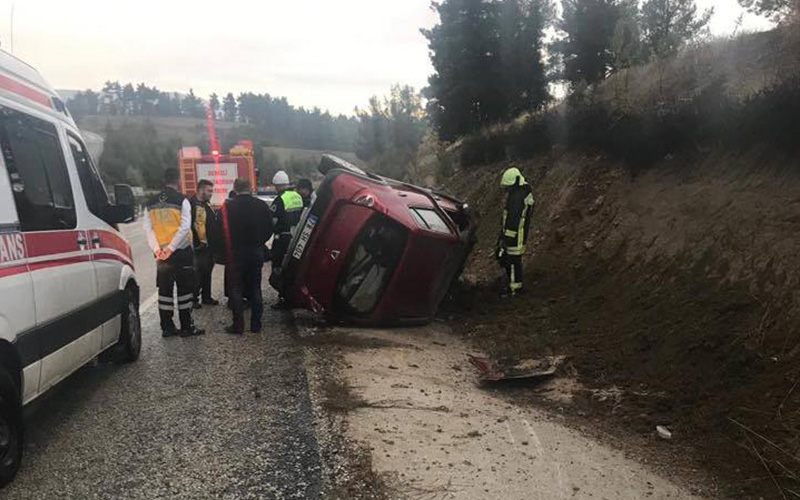 Otomobil tepeye çarpıp devrildi